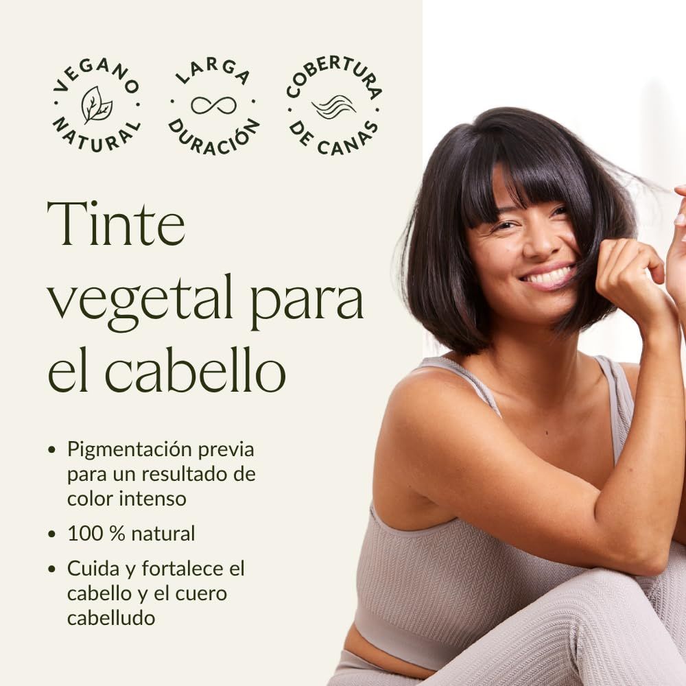 Una donna con capelli scuri sorride. Testo: 'Tinte vegetal para el cabello' e loghi.
