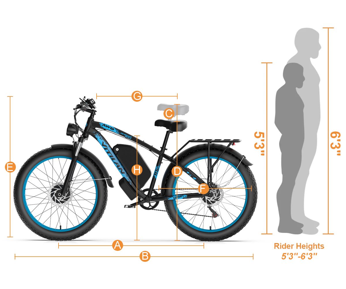 E-MTB nero con dettagli blu. Dimensioni e altezze ciclisti indicate. La bici ha un portapacchi.