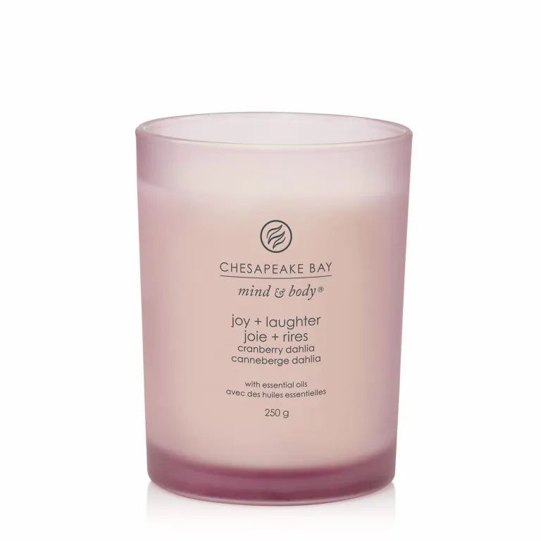 Candela rosa Chesapeake Bay, scritta joy + laughter, cranberry dahlia. Contenitore in vetro. 250 g.