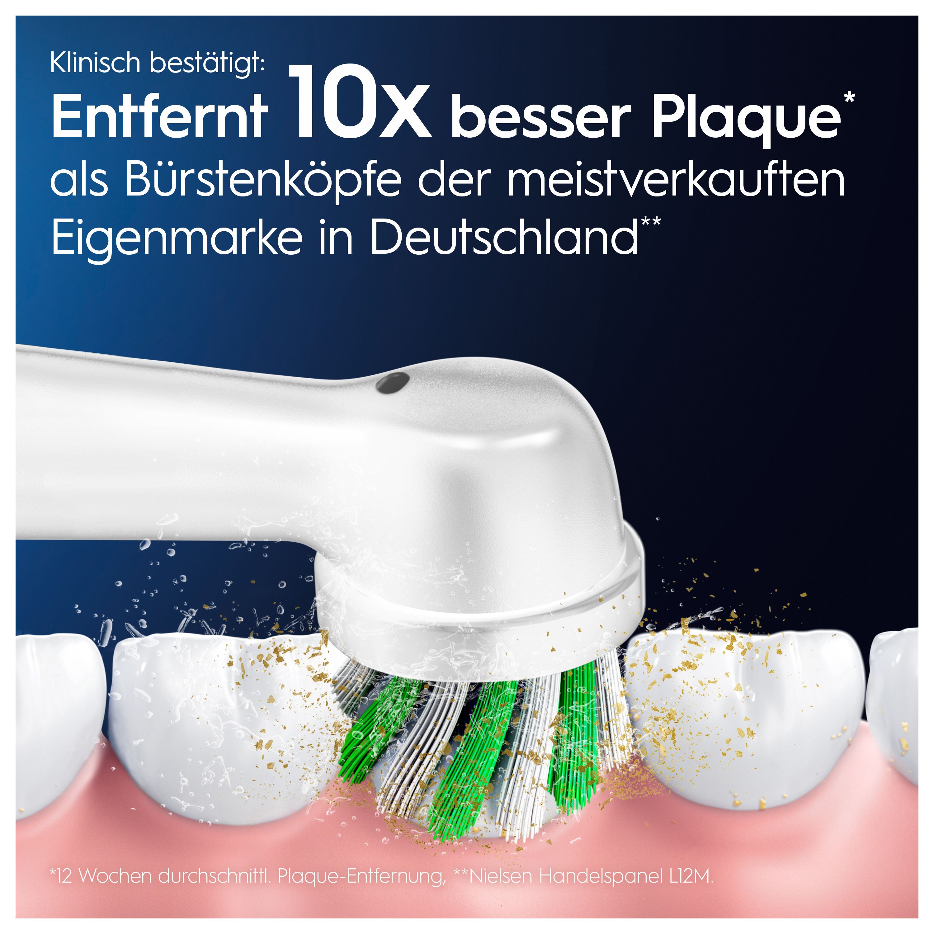 Primo piano di uno spazzolino elettrico con setole verdi che pulisce i denti. Testo: Rimuove 10 volte più placca.