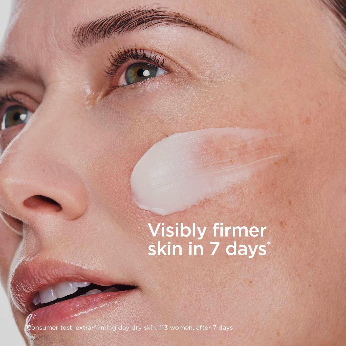 Viso di donna con crema sulla guancia. Testo: Visibly firmer skin in 7 days.