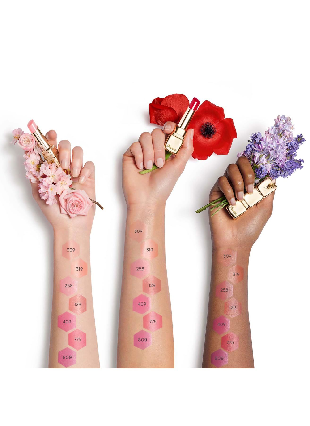 Tre braccia con diverse tonalità di pelle che mostrano i colori del balsamo per le labbra. I numeri dei colori sono indicati sulle braccia.