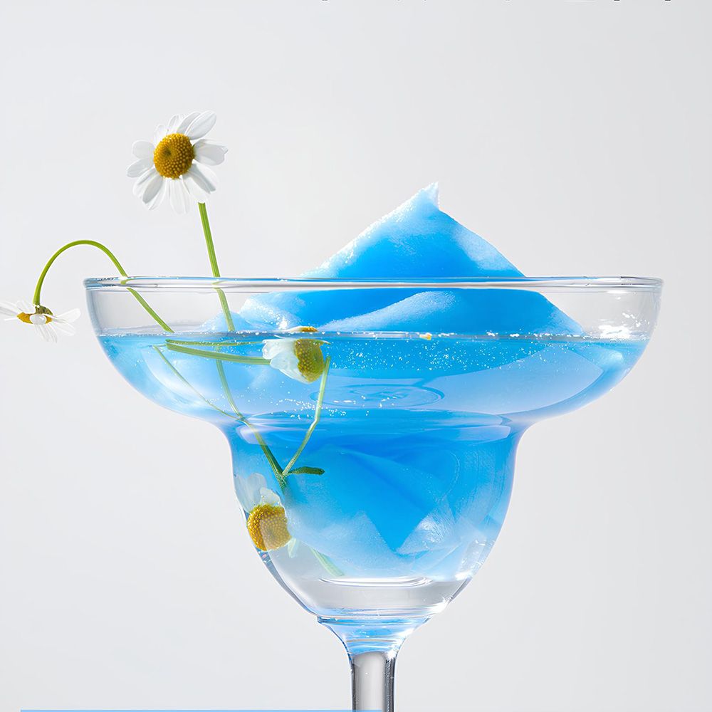 Maschera in tessuto blu in un bicchiere d'acqua con margherite.
