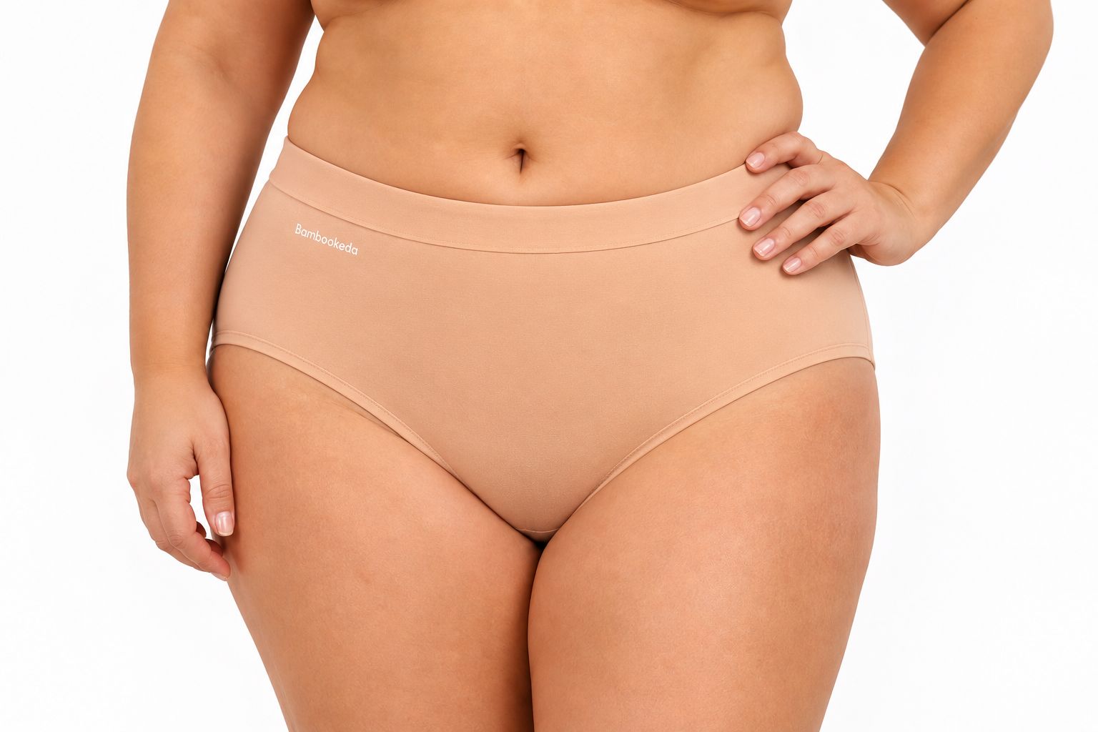 Intimo da donna color carne indossato su un corpo. Logo discreto in vita.