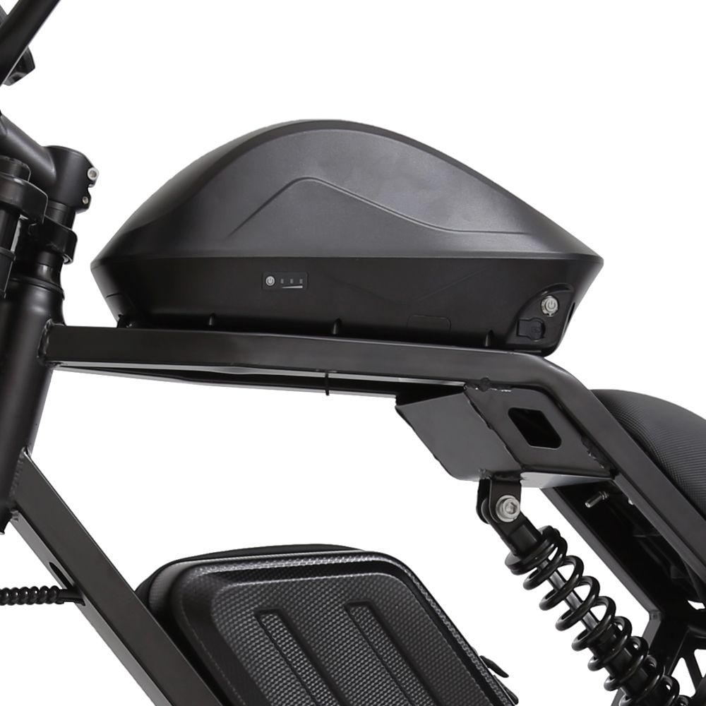 Primo piano della batteria nera e del supporto di una e-bike.