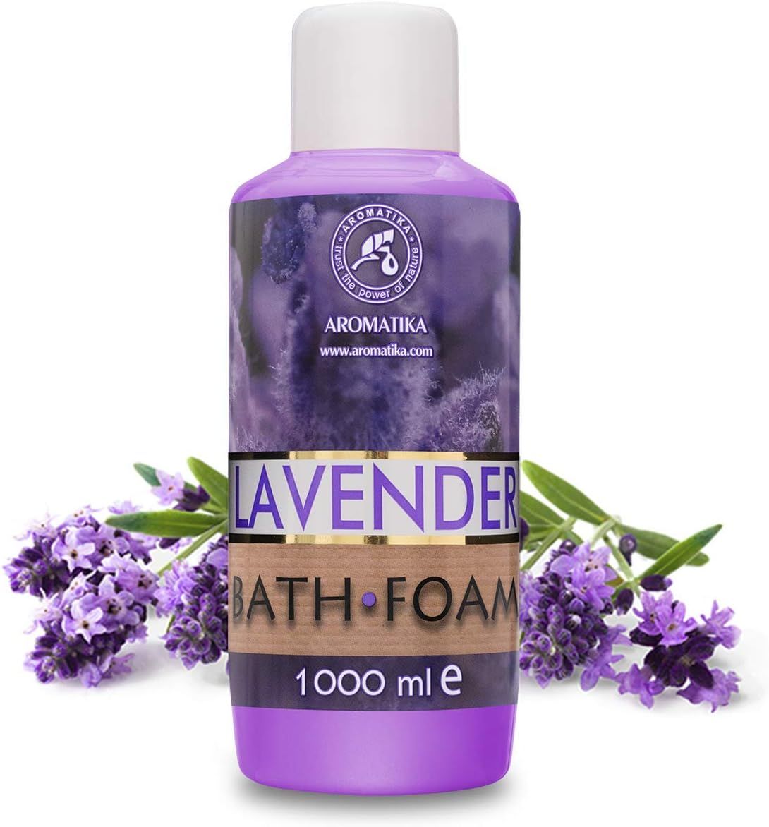 Flacone viola con tappo bianco. Scritta: AROMATIKA, LAVENDER BATH FOAM, 1000 ml e. Fiori di lavanda accanto.