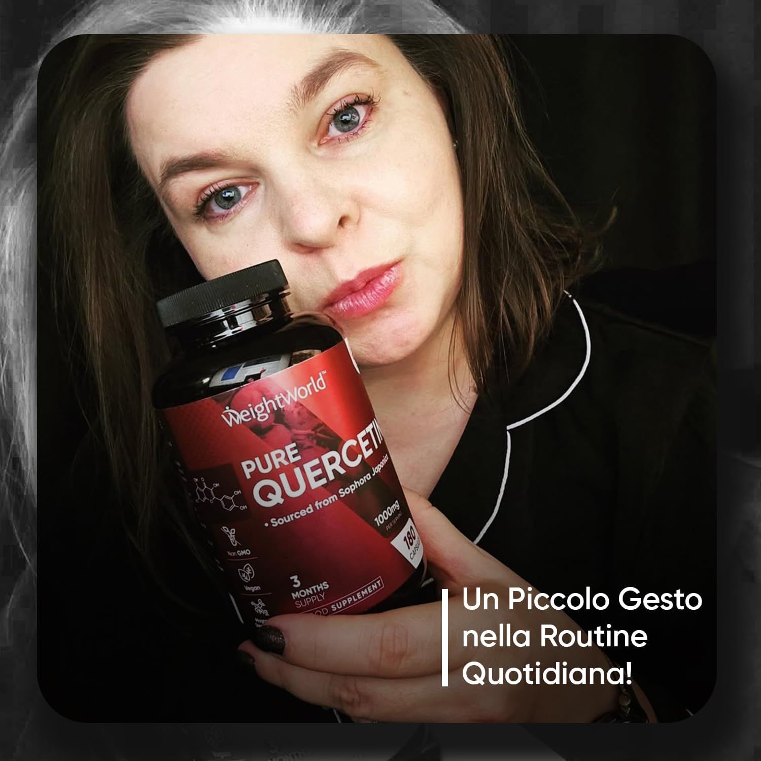 Donna che tiene un flacone. Testo: Pure Quercetin, 180 capsule. Testo: Un piccolo gesto nella routine quotidiana!
