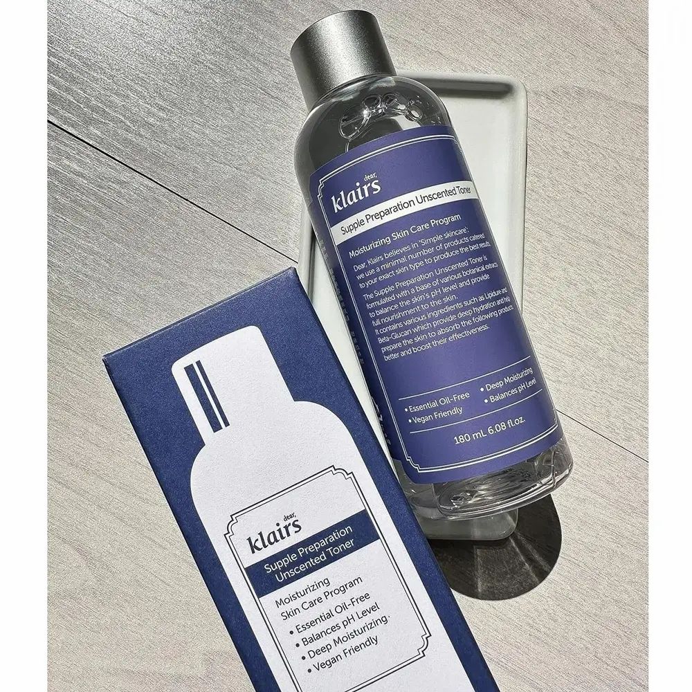 Flacone e confezione. Flacone con tappo argentato, etichetta viola. Testo: Dear Klairs Supple Preparation Unscented Toner. 180 ml.