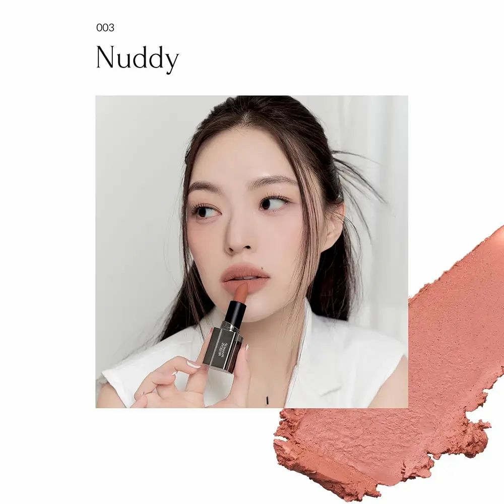 Rossetto nude. Donna che tiene il rossetto. Campione di colore a destra.