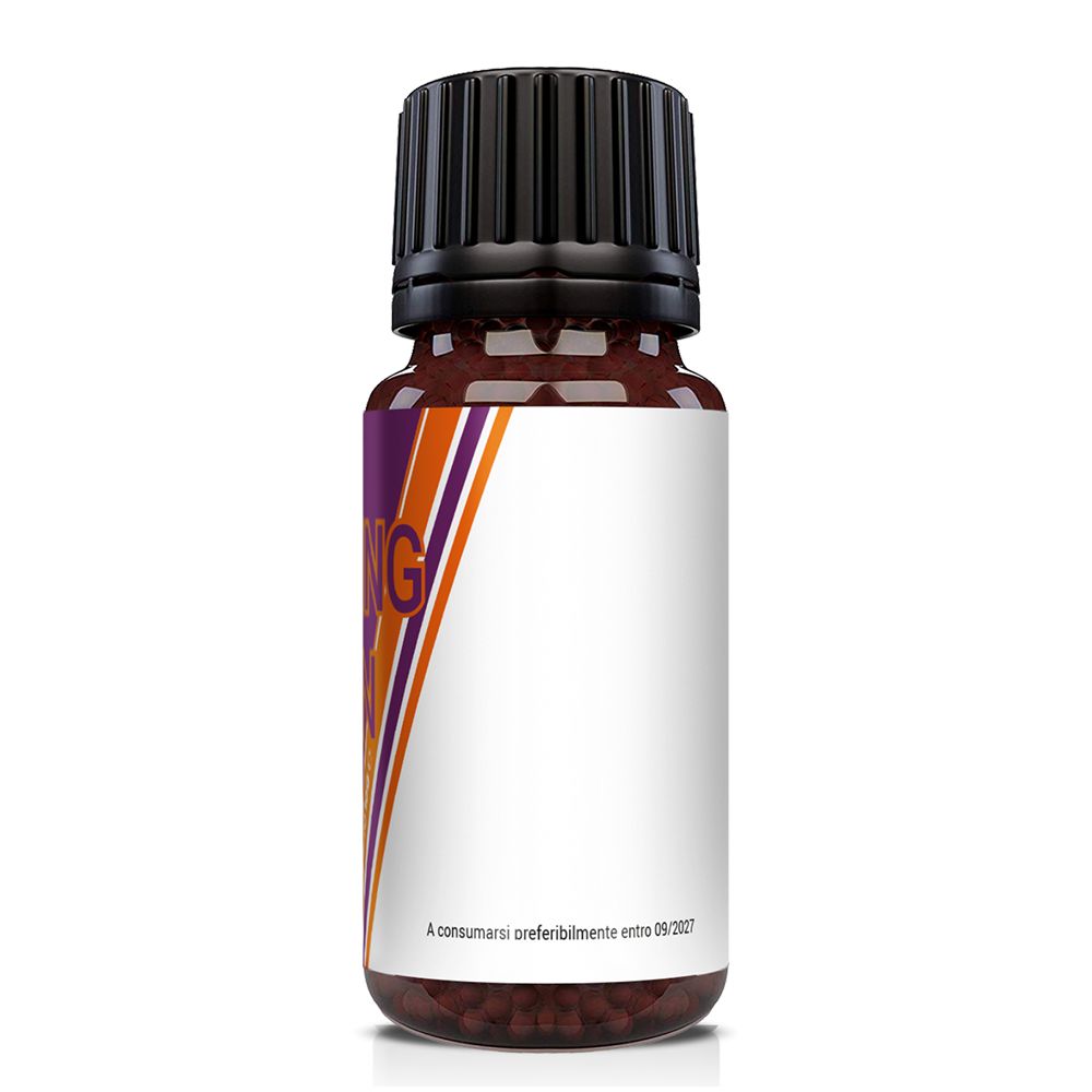Retro di una bottiglia di vetro marrone con tappo nero. Spazio bianco vuoto. Testo: A consumarsi preferibilmente entro 09/2027.