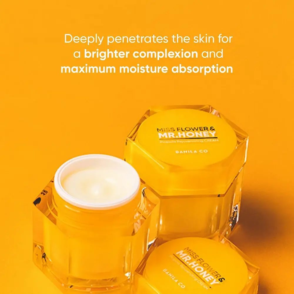 Tre barattoli di crema gialli con coperchi. Scritta: Miss Flower & Mr. Honey. Barattoli trasparenti. Sfondo giallo. Barattolo aperto.
