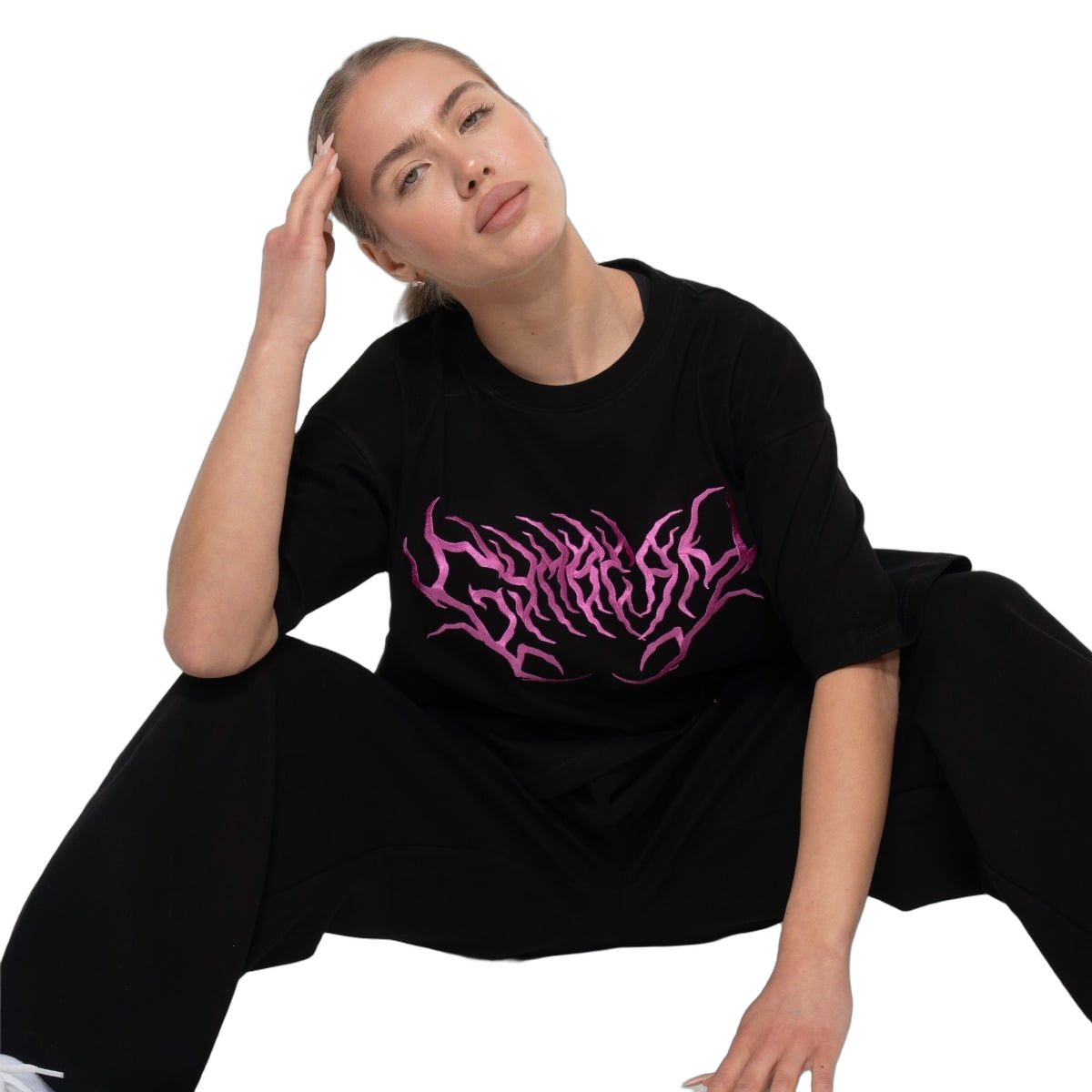 GymBeam T-shirt donna Thorn oversize boxy nera a manica corta con logo tribale