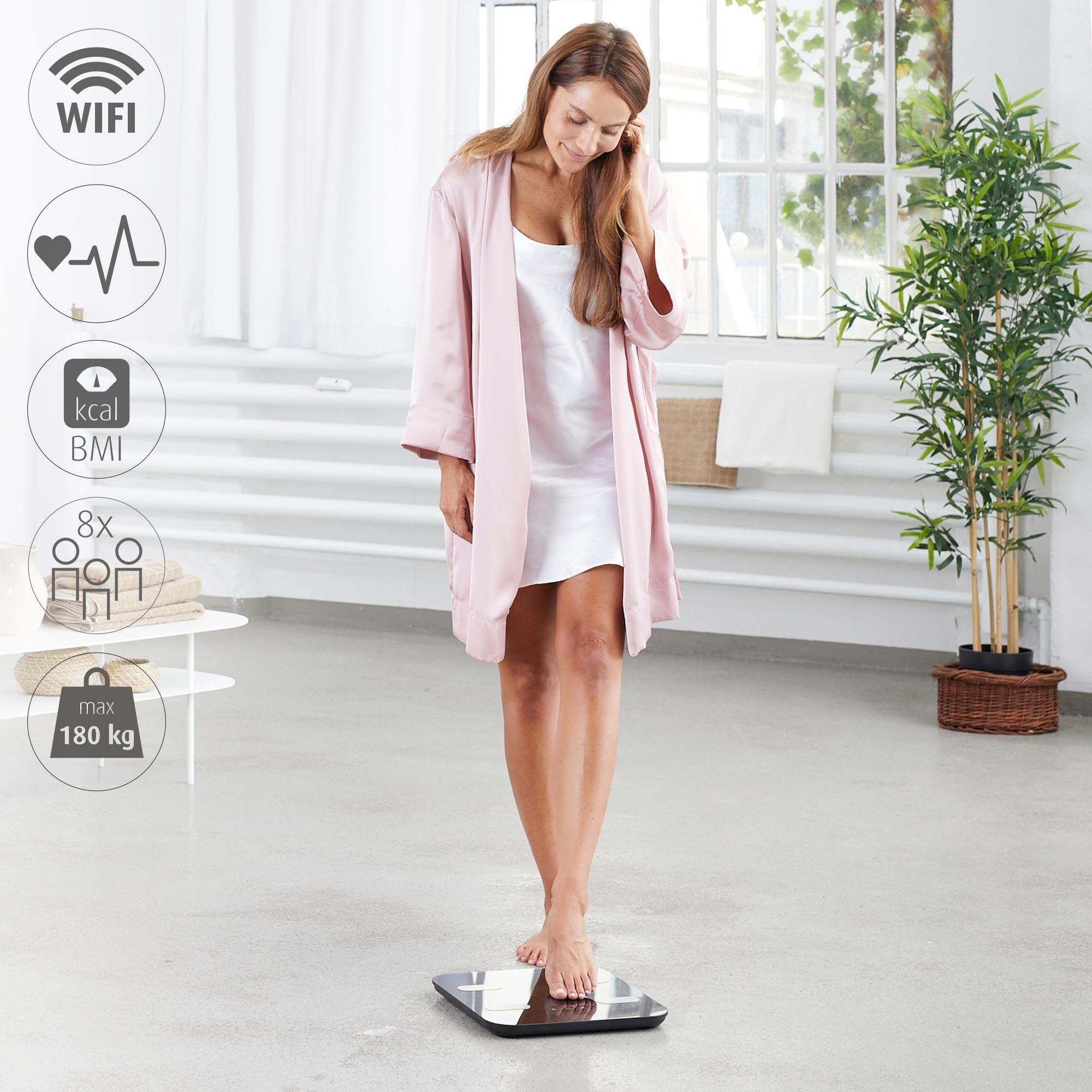 Donna su bilancia nera. Icone Wi-Fi, frequenza cardiaca, calorie e utenti. Max. 180 kg.