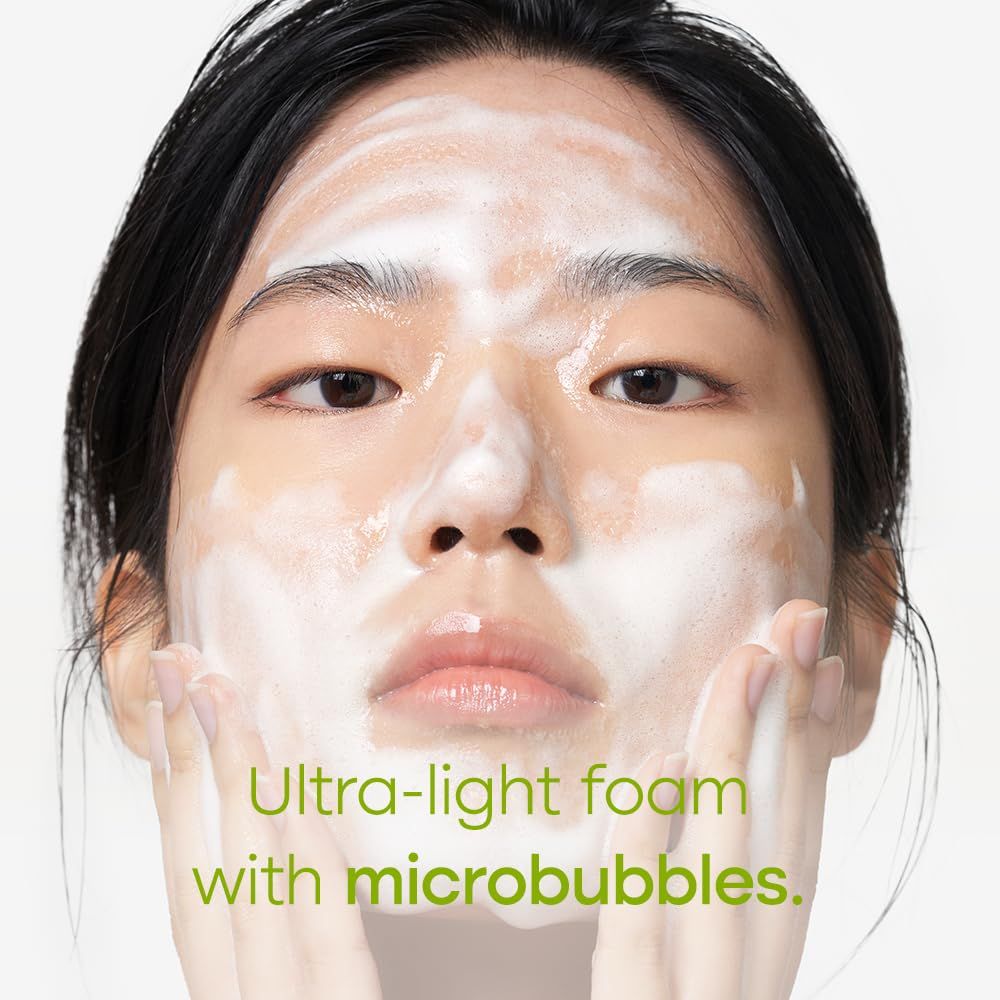 Viso coperto di schiuma. Testo: "Ultra-light foam with microbubbles".