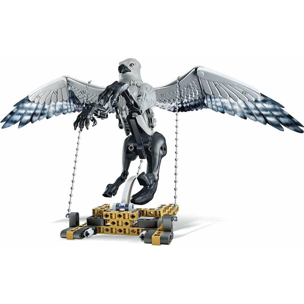 Modello di Buckbeak con ali spiegate, sospeso a catene. Corpo nero, ali e testa grigie.