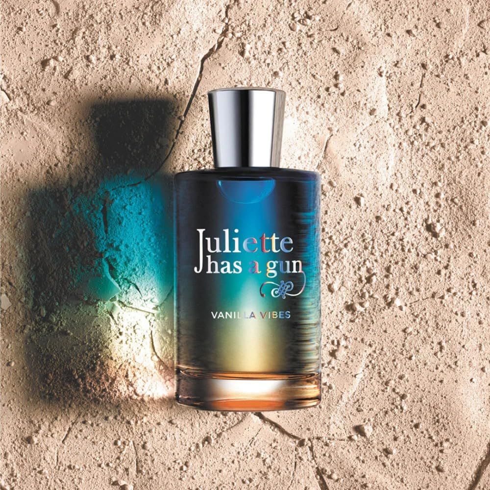 Juliette Has A Gun Vanilla Vibes Eau de Parfum Spray. Flacone su fondo sabbioso. Scritta: Vanilla Vibes.