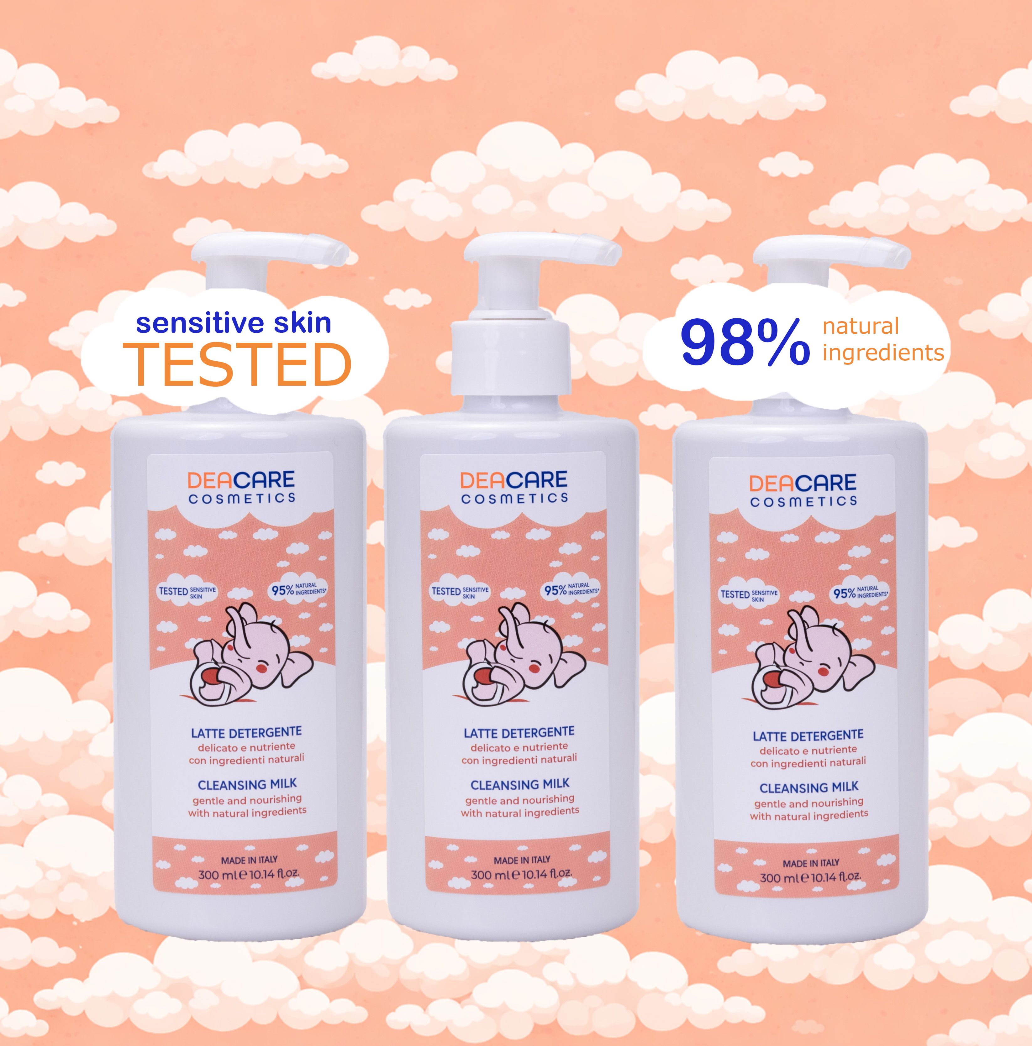 Tre flaconi con dosatore. Scritta: DEACARE Cosmetics, Latte Detergente, illustrazione bambino, 98% ingredienti naturali.