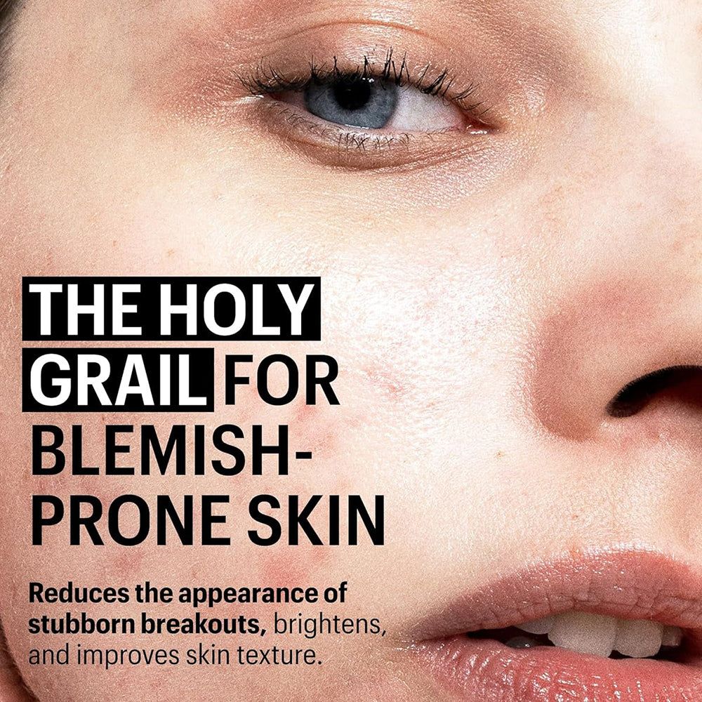 Primo piano di un viso con testo: « THE HOLY GRAIL FOR BLEMISH-PRONE SKIN ». Testo sottostante: Riduce le imperfezioni, illumina.
