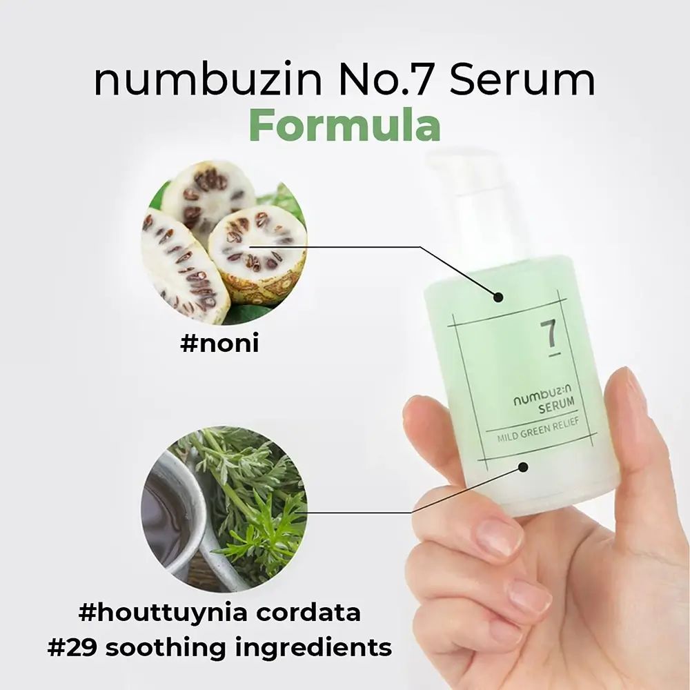 Flacone di siero in mano. Scritta: numbuzin No.7 Serum Formula. Immagini di frutta noni ed erbe. Testo: #noni, #houttuynia cordata.