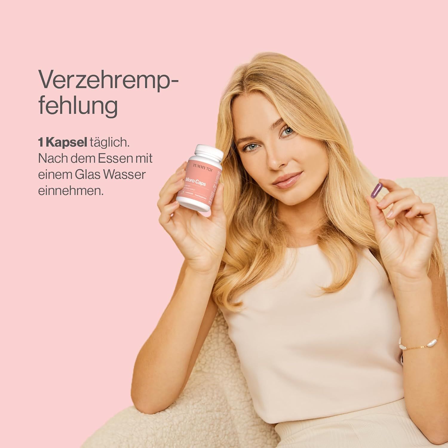 Donna tiene flacone "Tummy Tox Moro Caps" e capsula. Uso: 1 capsula al giorno dopo pasto con acqua.