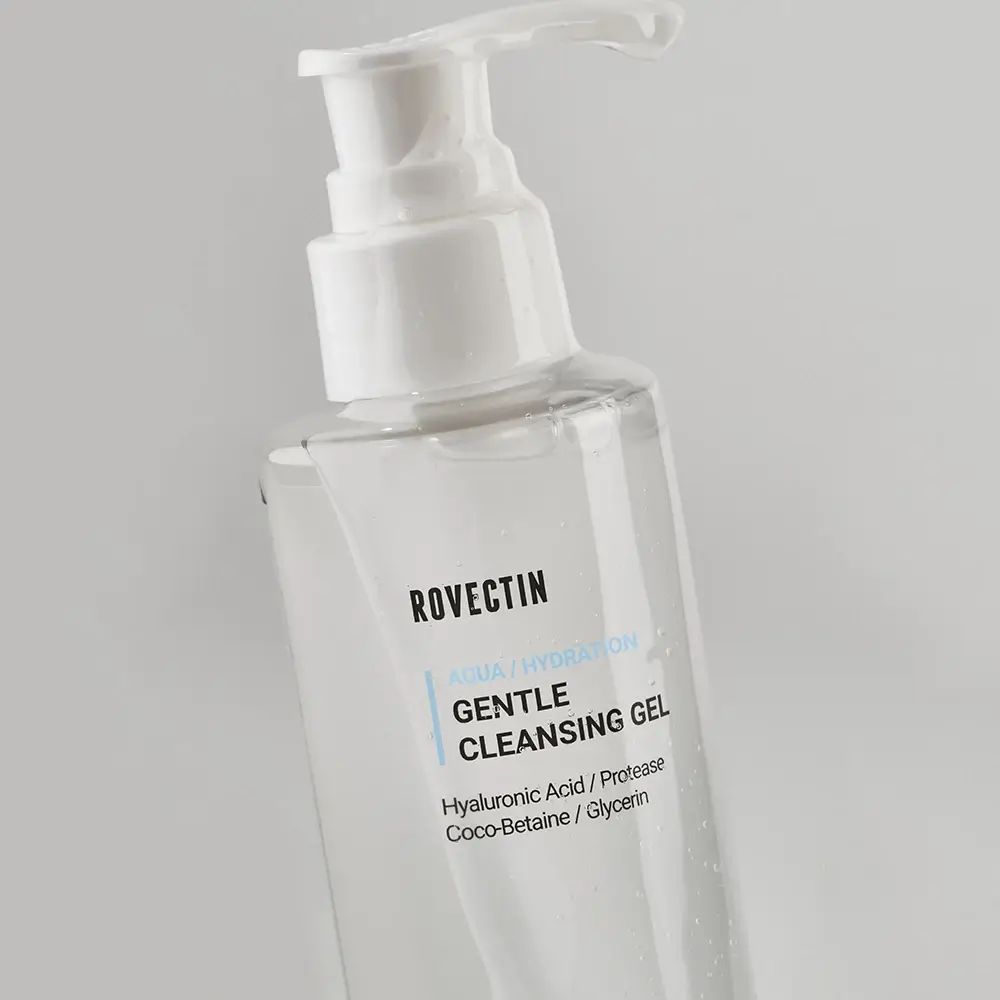 Flacone trasparente con dosatore. Scritta: Gentle Cleansing Gel.