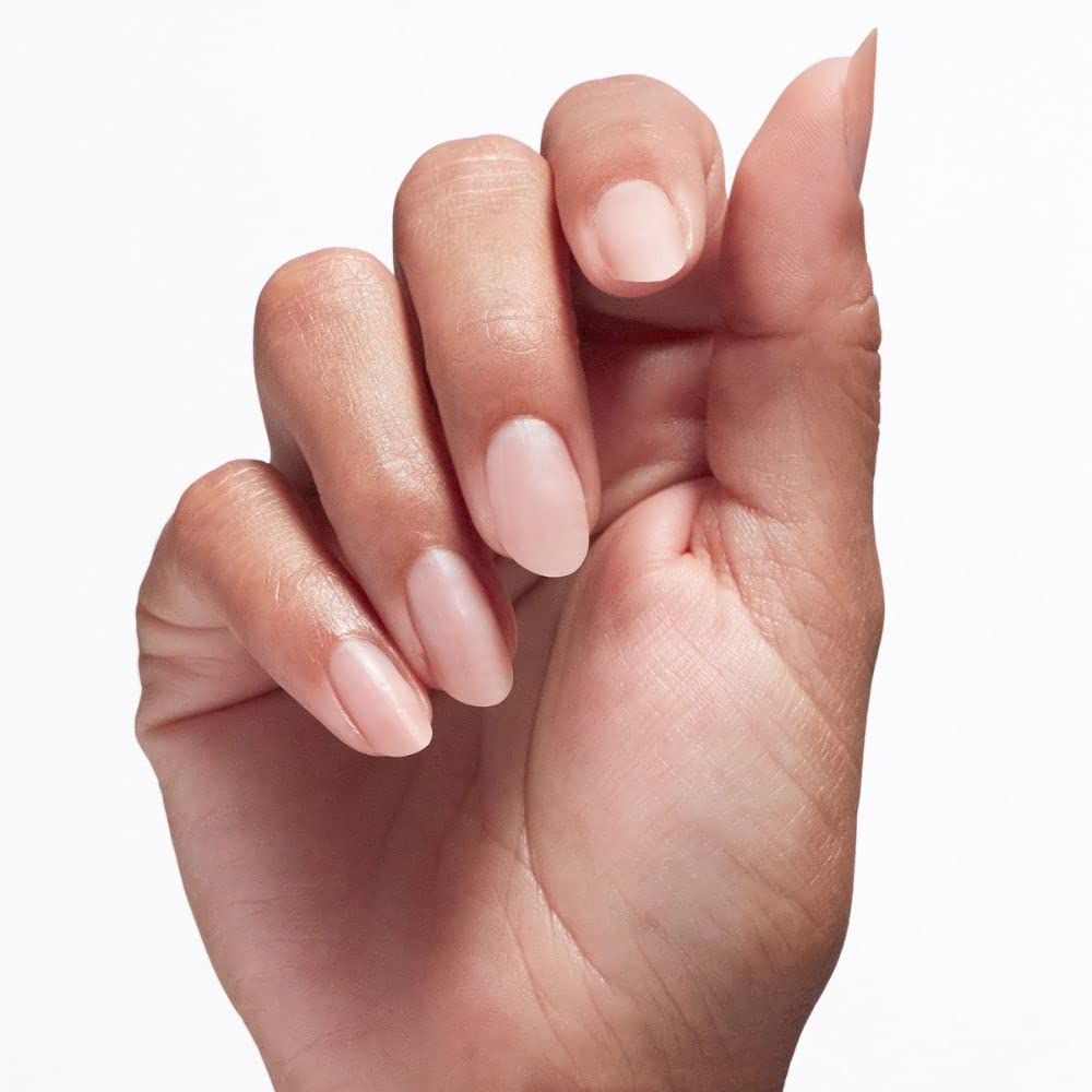 Mano con unghie non smaltate. Forma naturale dell'unghia. Tonalità della pelle.