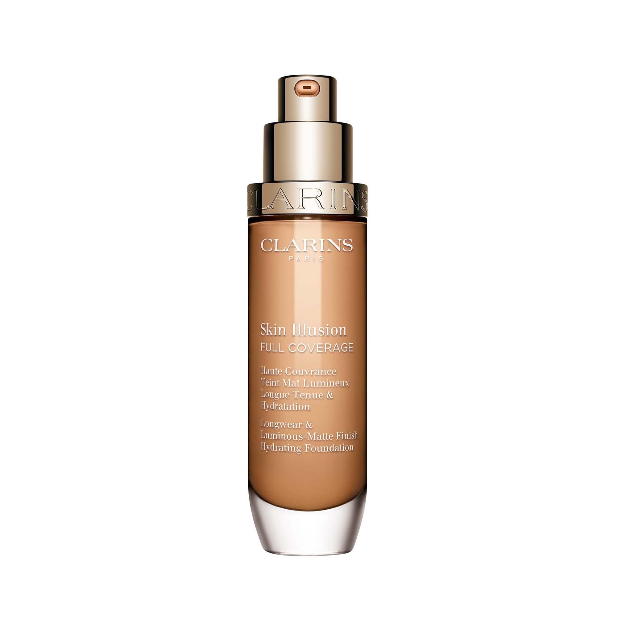 Flacone di fondotinta. Tappo dorato, liquido marrone. Scritta: Skin Illusion Full Coverage, 108,5W. Marchio Clarins.