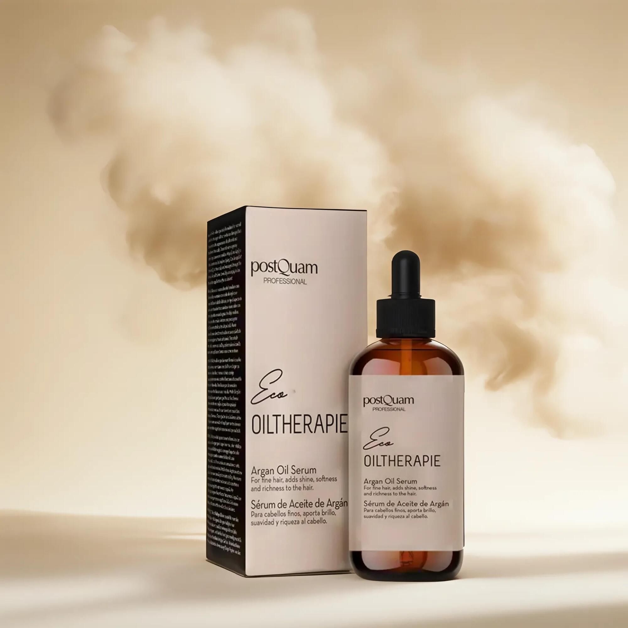 Flacone di vetro marrone con contagocce e confezione. Scritta: Eco Oiltherapie, Siero all'olio di Argan. Marchio: postQuam. Sfondo: fumo.