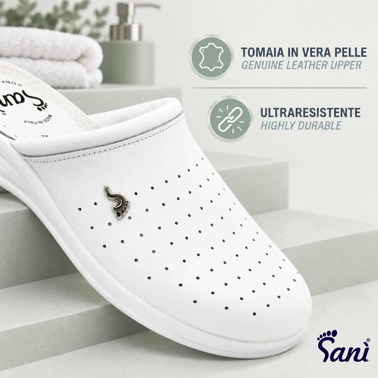 Zoccolo bianco con suola antiscivolo, nuova colorazione antimacchia, per interni/esterni.