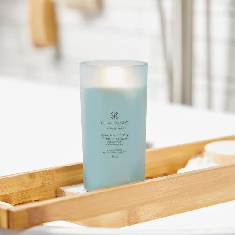 Candela azzurra in vetro, su vassoio di legno. Scritta: Chesapeake Bay, mind & body, reflection + clarity. Con oli essenziali, 330g.