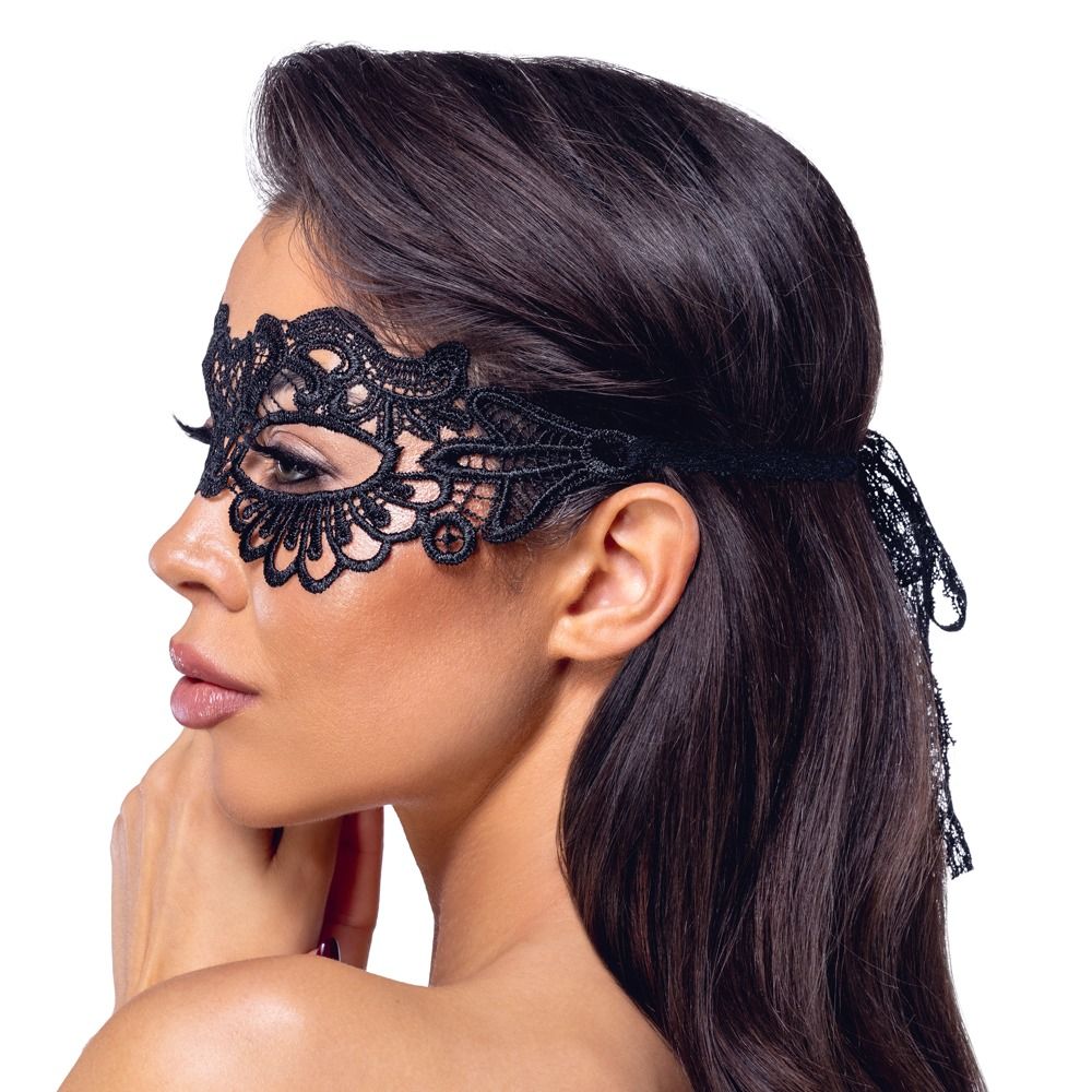 Maschera in pizzo nero, vista laterale, su sfondo bianco.
