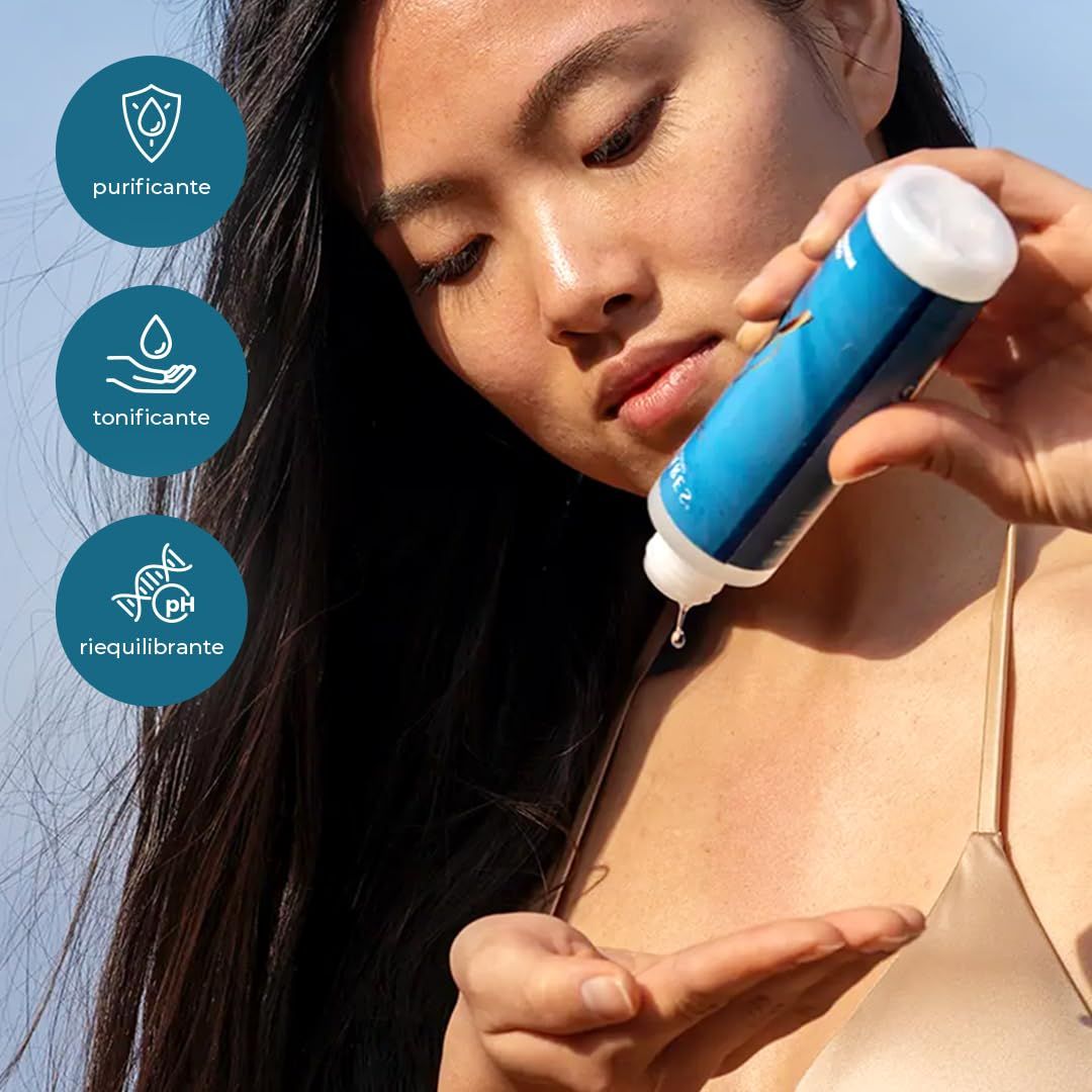 Flacone blu e bianco versa liquido su una mano. Scritta Iamares. Tre icone: purificante, tonificante, riequilibrante.