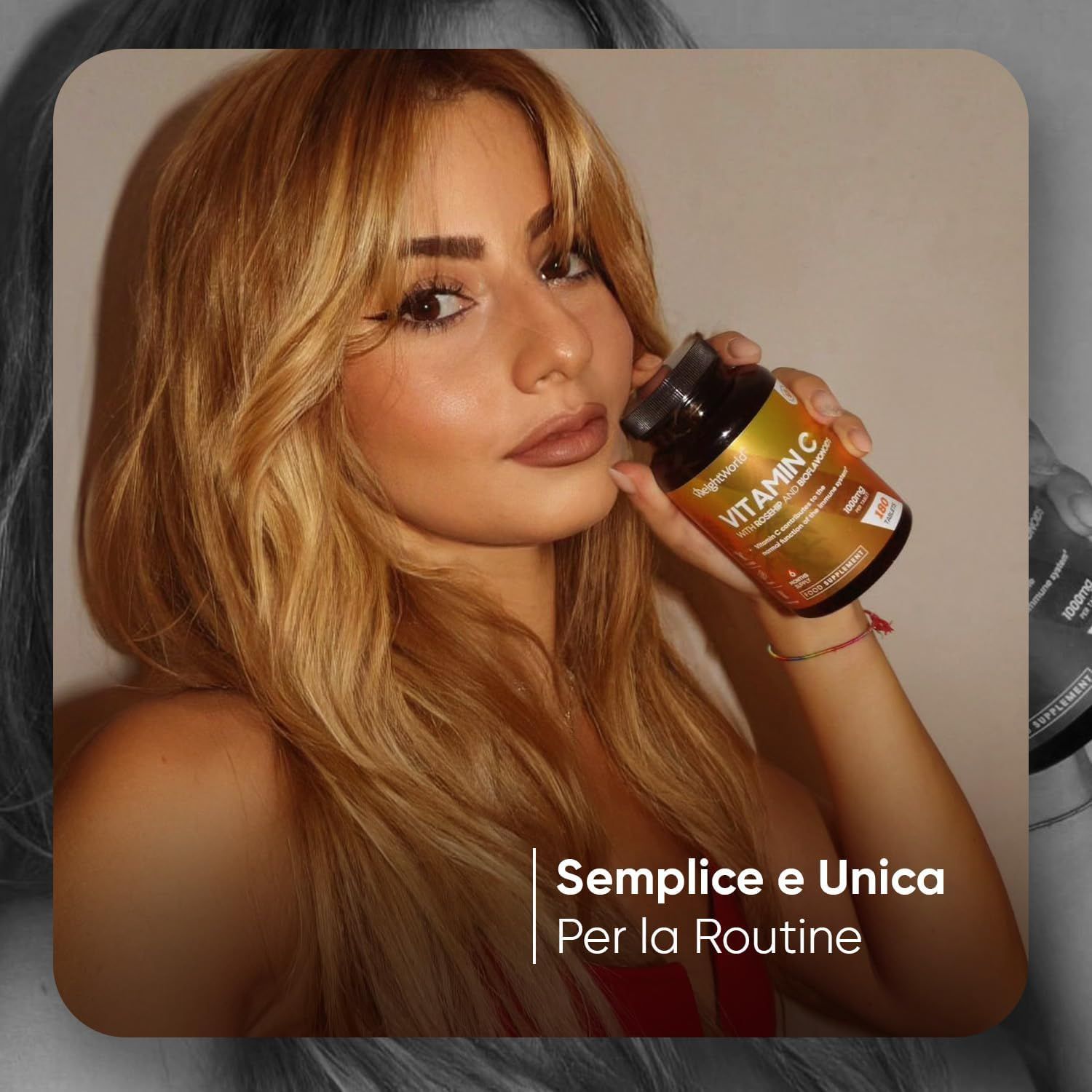 Una donna tiene in mano un flacone di vitamina C. Scritta: WeightWorld, Vitamin C. Sfondo: bianco e nero.