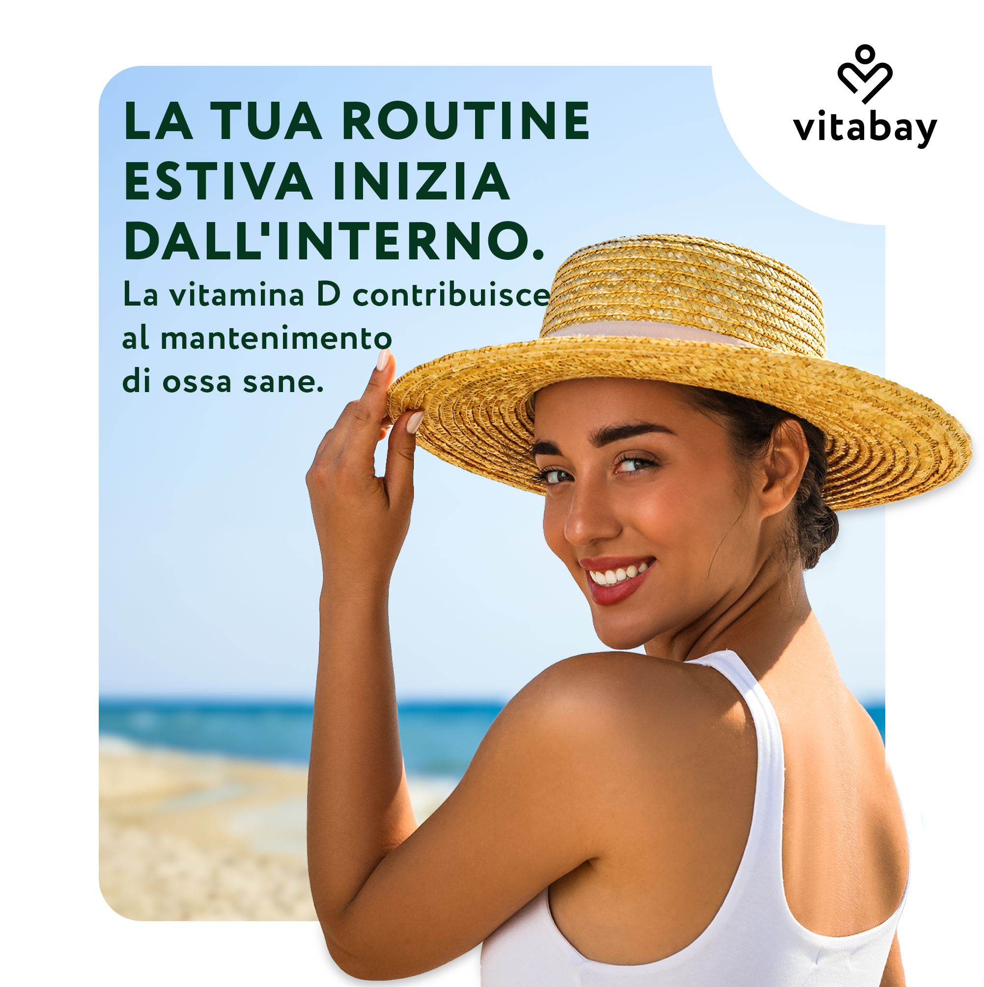 Donna con cappello di paglia in spiaggia, logo Vitabay e testo sulla vitamina D.