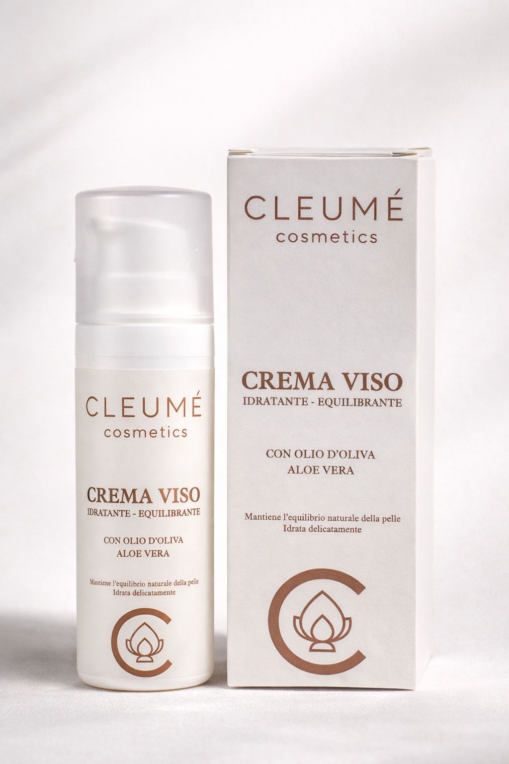 Flacone di crema e confezione rettangolare. Sulla confezione è scritto "CLEUMÉ cosmetics CREMA VISO".