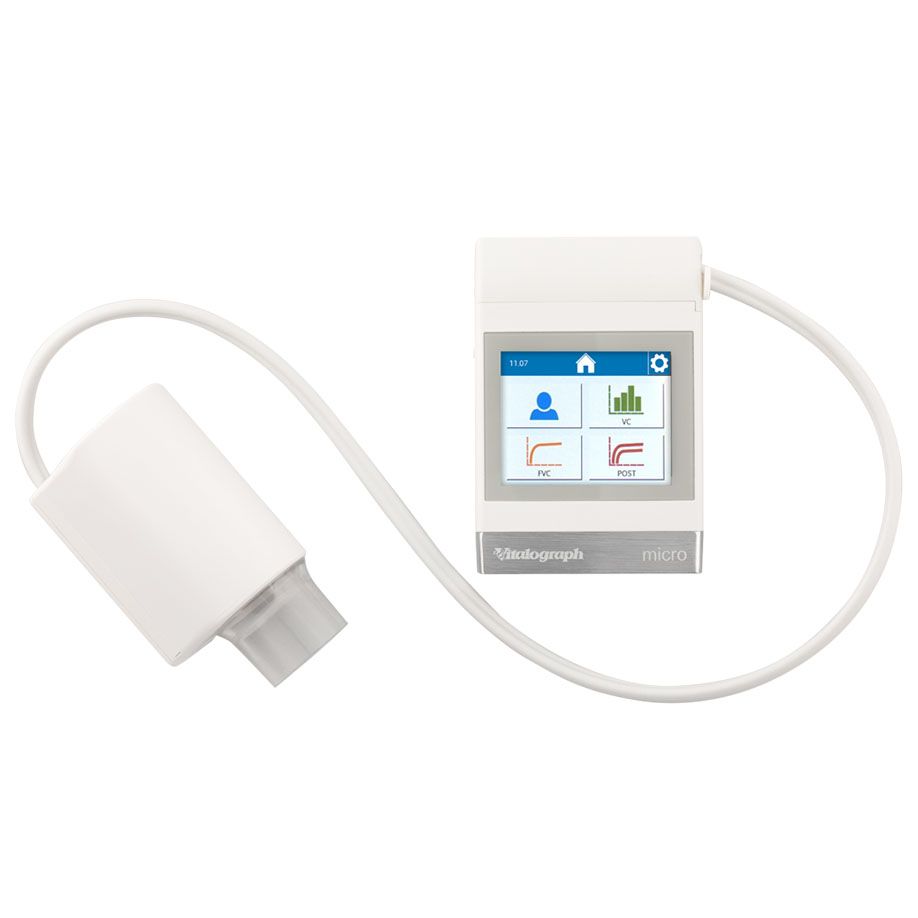 Spirometro portatile Vitalograph micro con boccaglio e cavo collegati, display touchscreen mostra grafici della funzione polmonare.