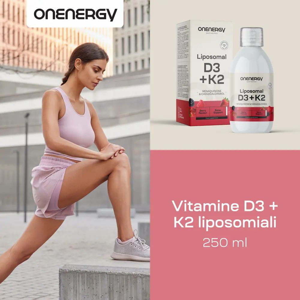 OnEnergy D3+K2 liposomiale, 250 ml. Donna si allunga. Bottiglia e confezione. Nutrizione sportiva.