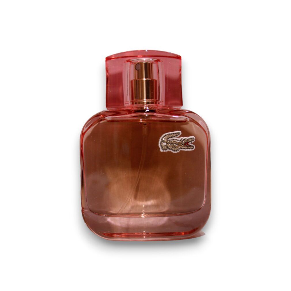 Flacone rosa con vaporizzatore. Logo Lacoste. Forma quadrata con bordi arrotondati. Tappo trasparente.