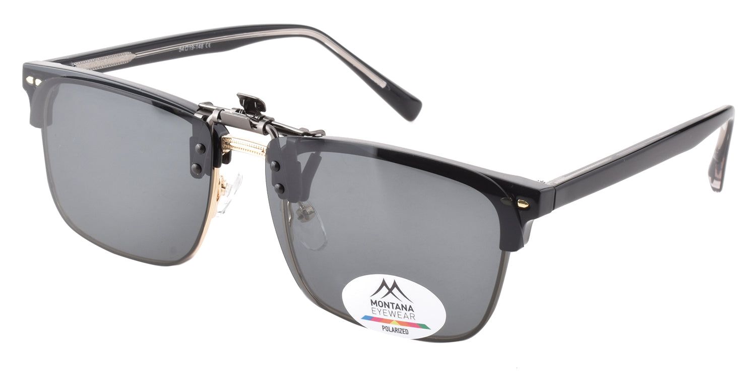 Occhiali da sole con lenti clip-on, montatura nera. Lenti grigie, logo Montana Eyewear.
