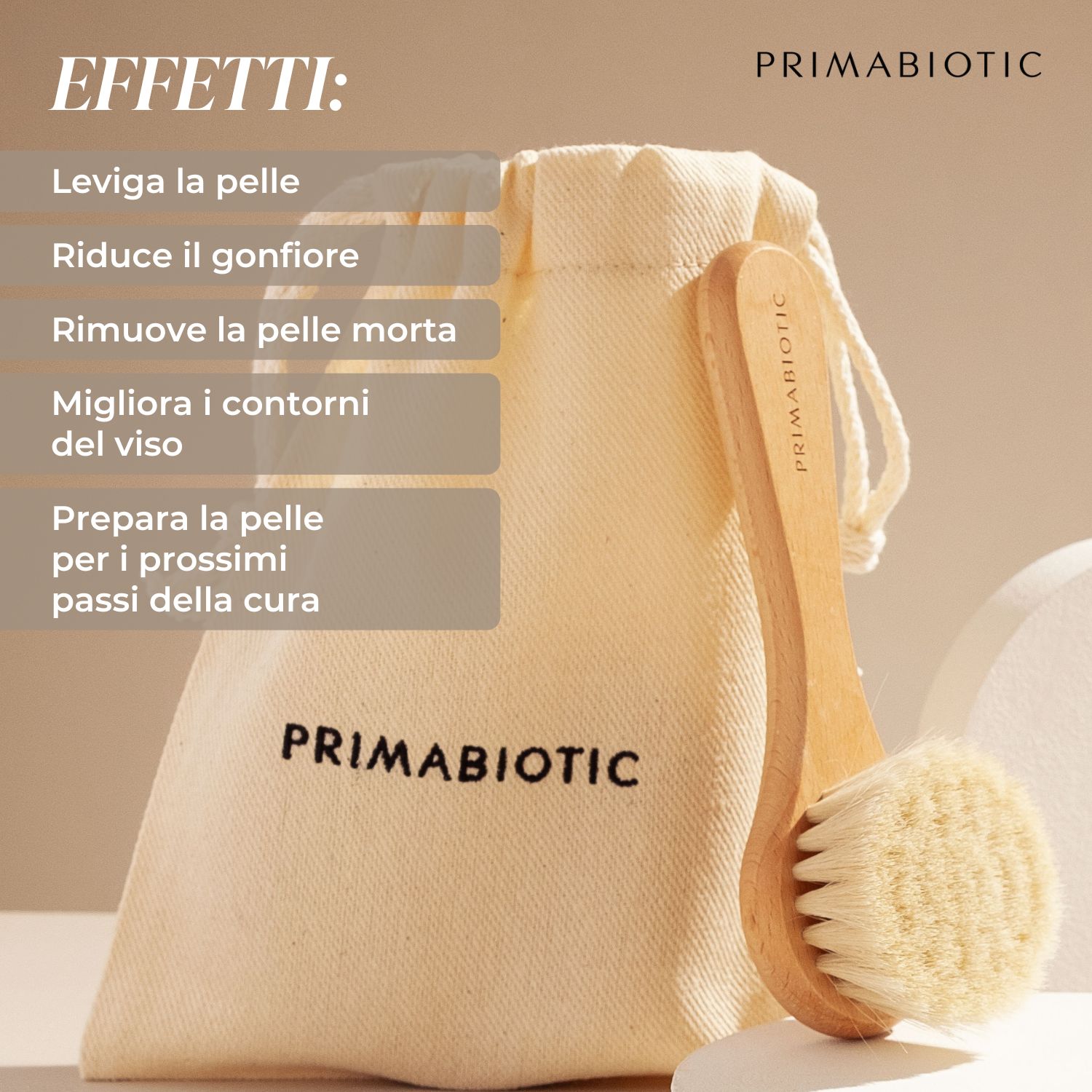 Spazzola per massaggio viso con manico in legno e setole, accanto a un sacchetto. PRIMABIOTIC sul sacchetto. Testo: Effetti: leviga, riduce il gonfiore, migliora i contorni.