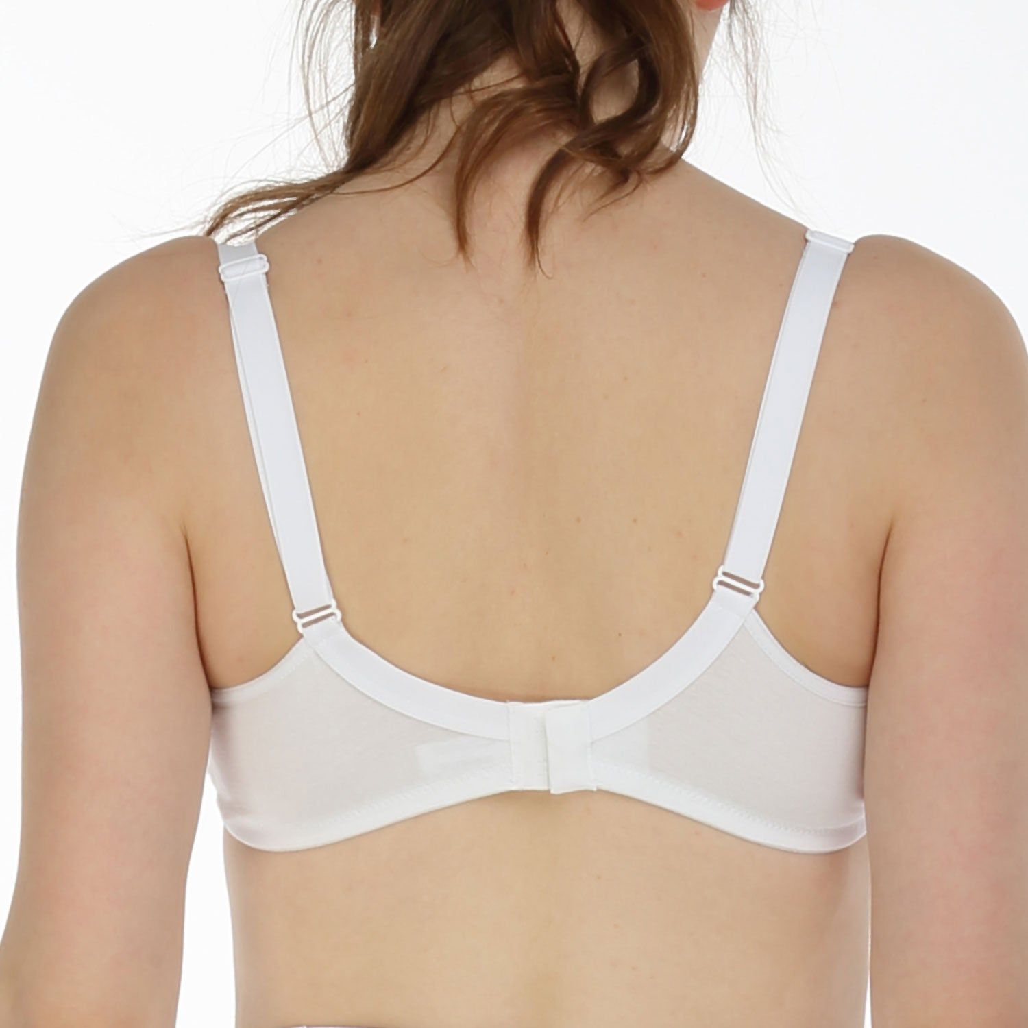 Reggiseno bianco visto da dietro. Spalline regolabili, chiusura con gancio. Coppe senza cuciture.