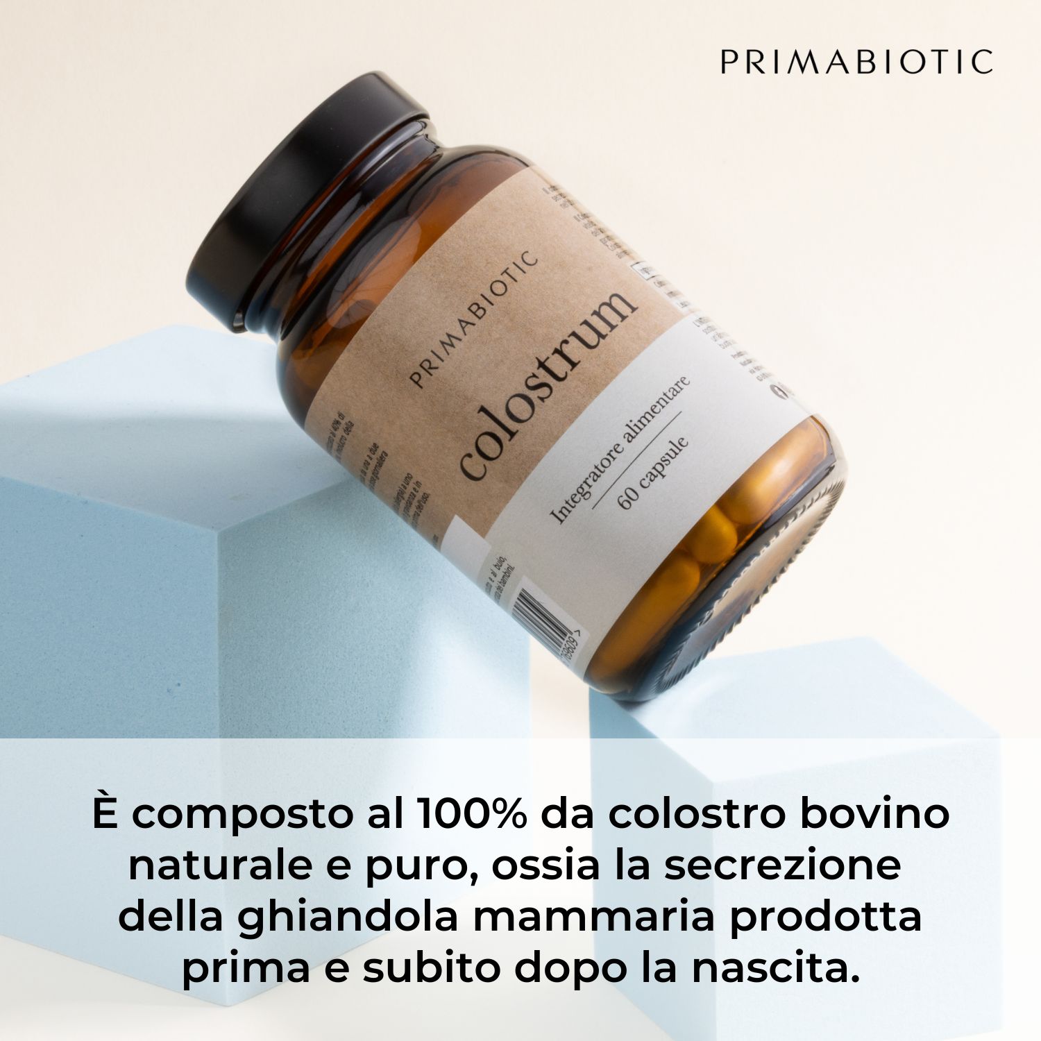 Flacone di vetro marrone con capsule. Scritta: Primabiotic colostrum, Integratore alimentare, 60 capsule. Testo: 100% colostro bovino.