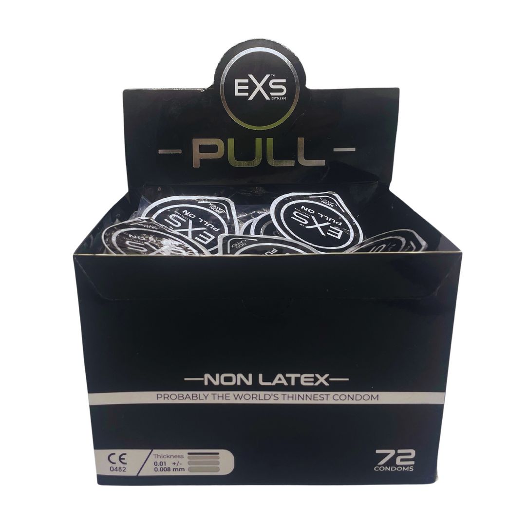 Scatola nera con preservativi. Scritta: "EXS PULL - NON LATEX". Contiene 72 preservativi. Marchio CE.