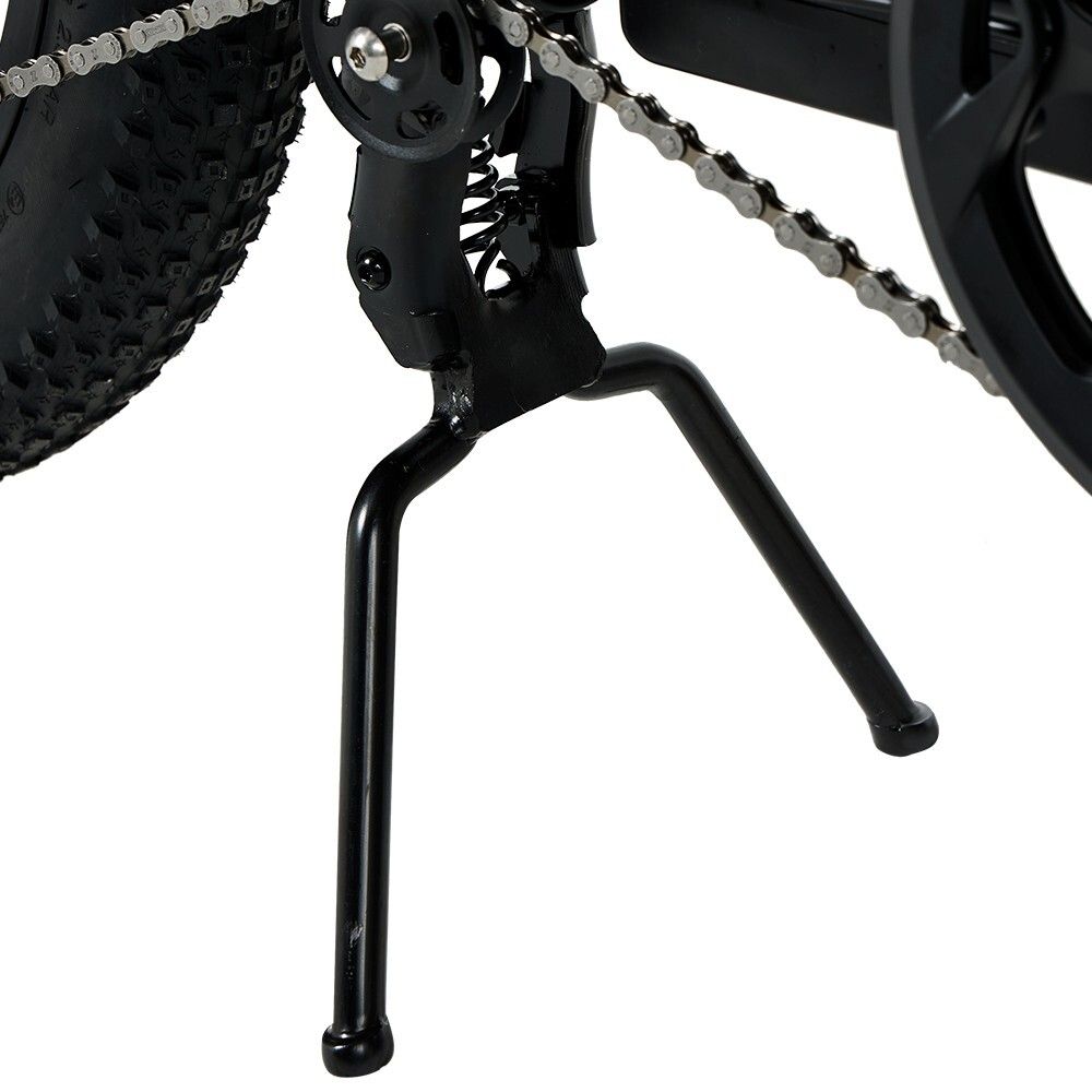 Bicicletta cargo nera con cavalletto. Catena, ingranaggio e ruota posteriore visibili. Dettaglio su sfondo bianco.