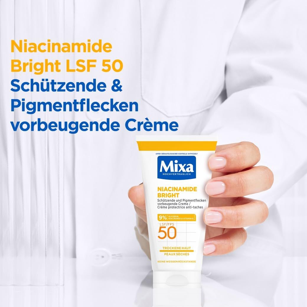 Persona tiene tubo Mixa Niacinamide Bright crema. Tappo giallo, SPF 50. Testo: Crema protettiva anti-macchie.