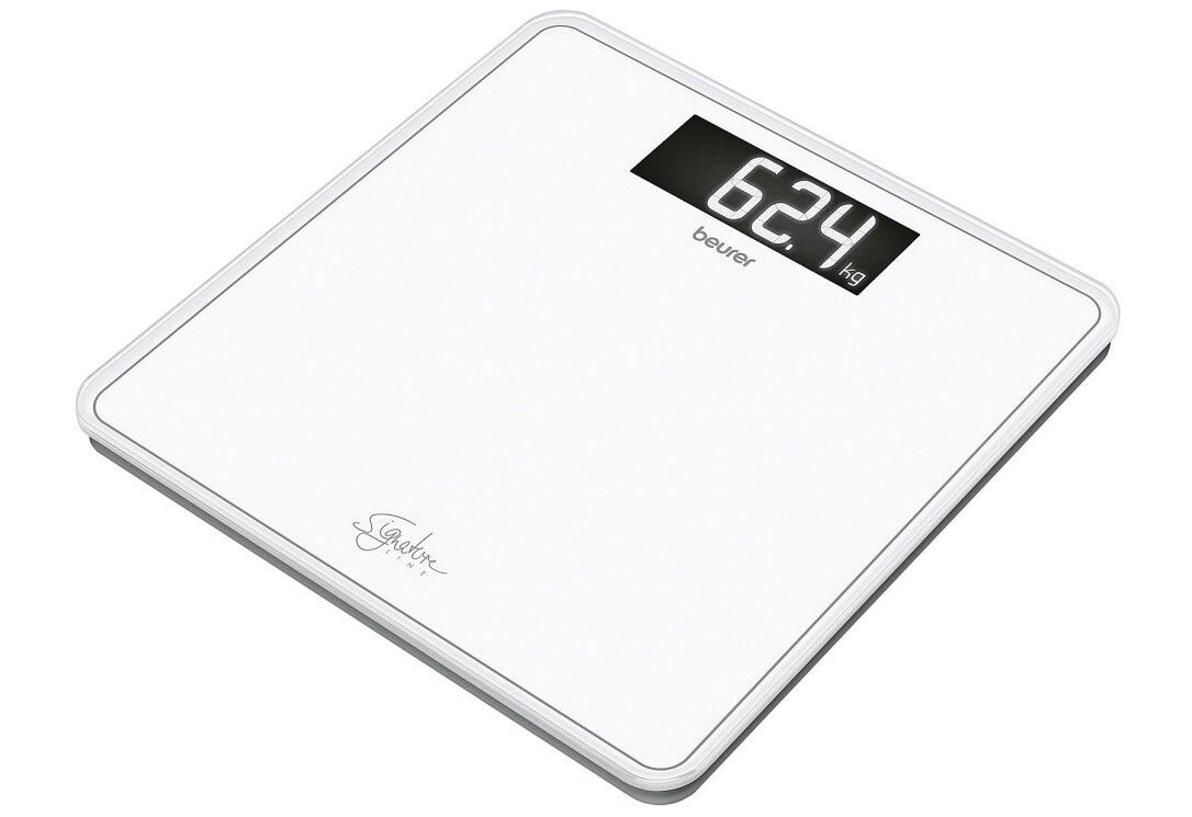 Bilancia bianca con display digitale. Mostra 62,4 kg. Scritte Beurer e SignatureLine.