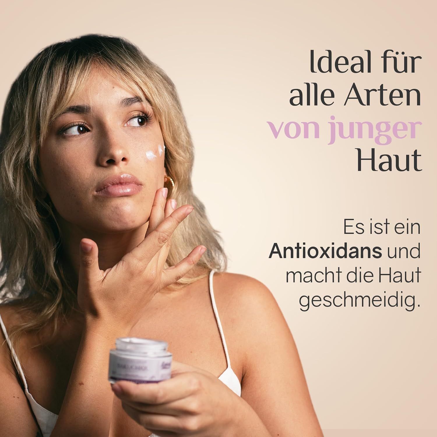 Donna applica crema. Vasetto di crema con coperchio. Scritta: Bakuchiol, Anti-Aging Cream. Marchio: Ardaraz. Testo: Per pelle giovane, antiossidante.