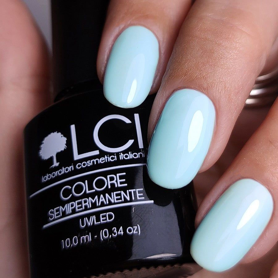 Flacone di smalto accanto a tre unghie smaltate. Scritta: LCI, COLORE SEMIPERMANENTE, UV/LED.