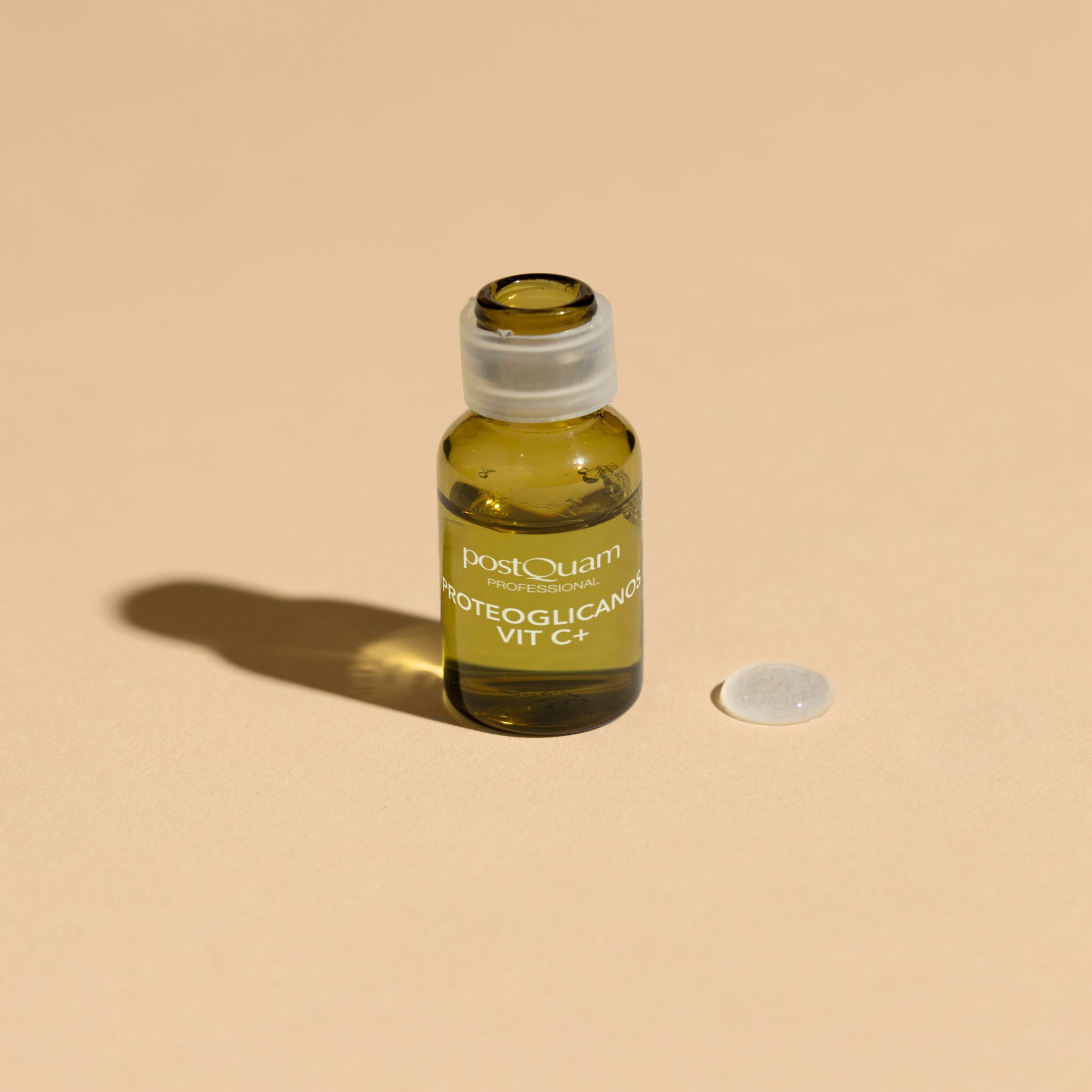 Singola fiala con liquido e tappo. Scritta: Proteoglicanos Vit C+. Accanto una goccia.