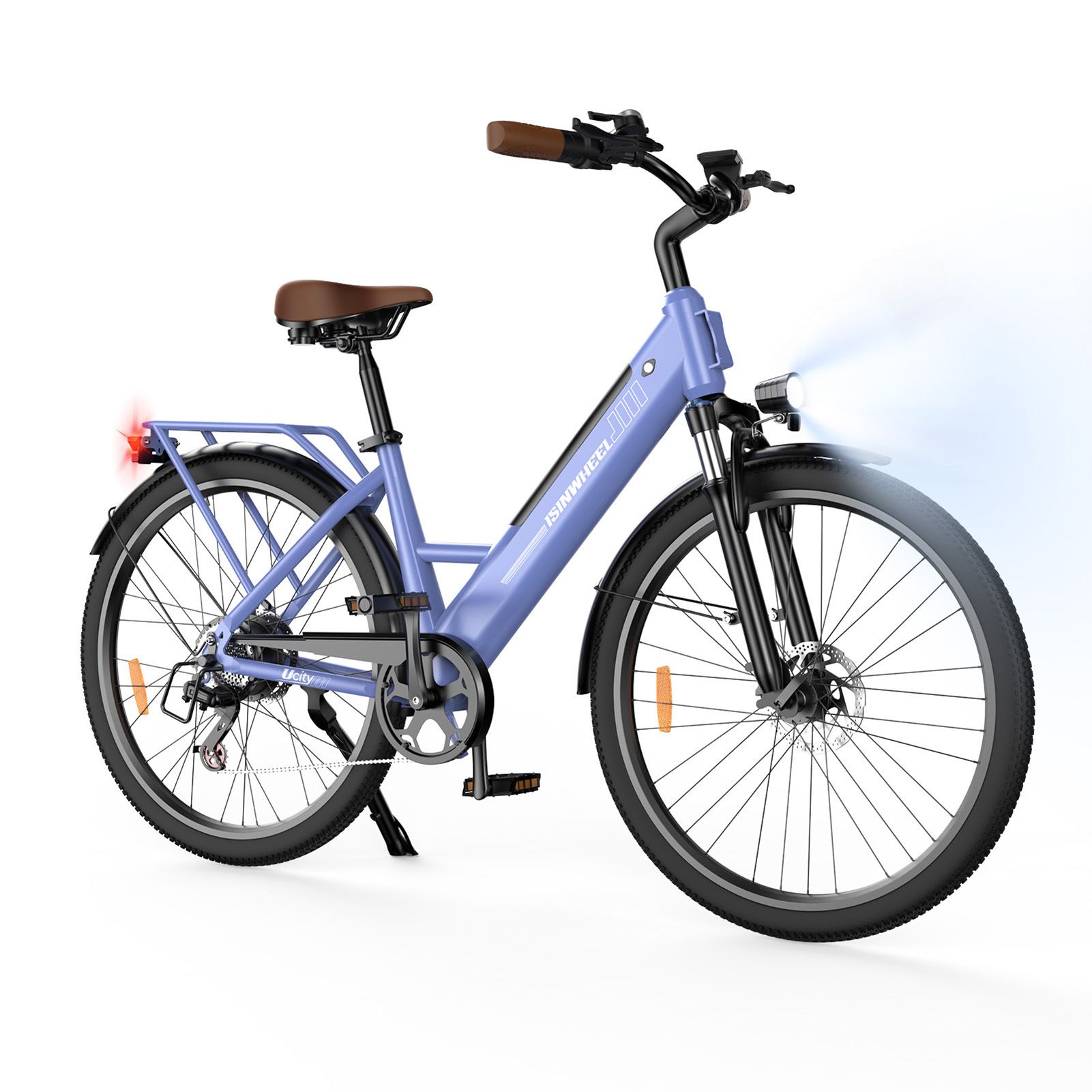 E-bike azzurra con cestino, sella e manopole marroni. Pneumatici e parafanghi neri. Faro anteriore acceso.